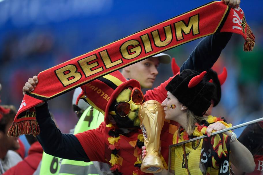 Due tifosi del belgio baciano una riporoduzione della Coppa del Mondo. Sarà di buon auspicio? Afp
